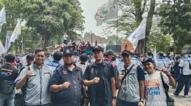 PUK SPAMK FSPMI PT TVS MCI Turun ke Jalan, Gelar Aksi di DPRD Jabar Bawa Lima Tuntutan Krusial Buruh