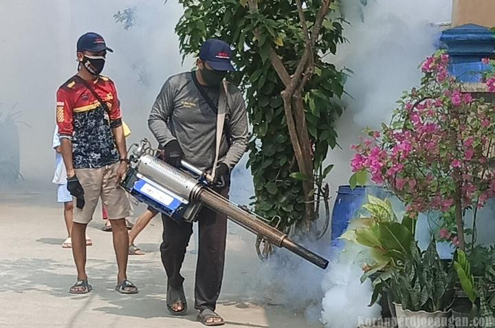 Wujudkan Lingkungan Sehat, Pengurus RW 08 Asri Pratama Bergerak Lakukan Fogging