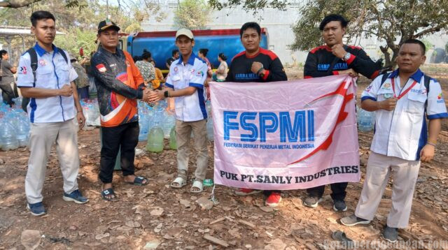 Saat Warga Kesulitan Air, Buruh Turun Tangan: PUK Sanly Salurkan Bantuan Air Bersih
