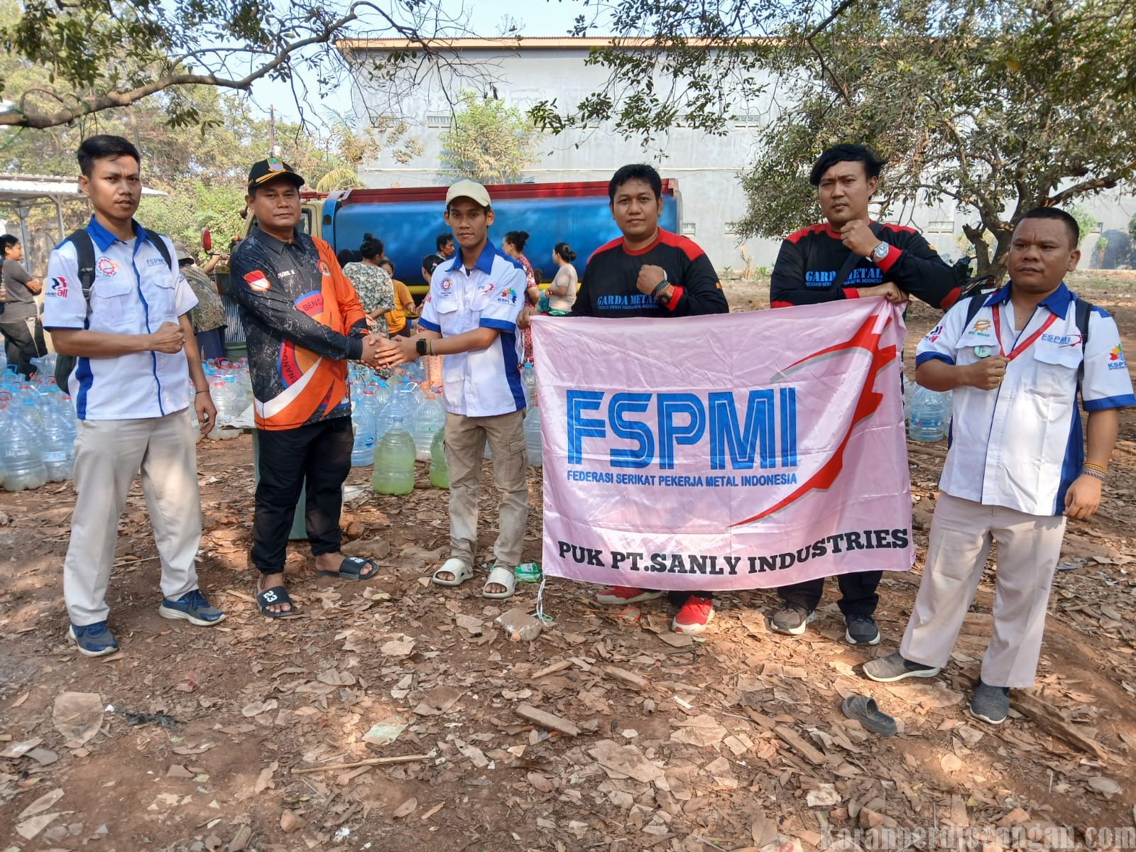 Saat Warga Kesulitan Air, Buruh Turun Tangan: PUK Sanly Salurkan Bantuan Air Bersih