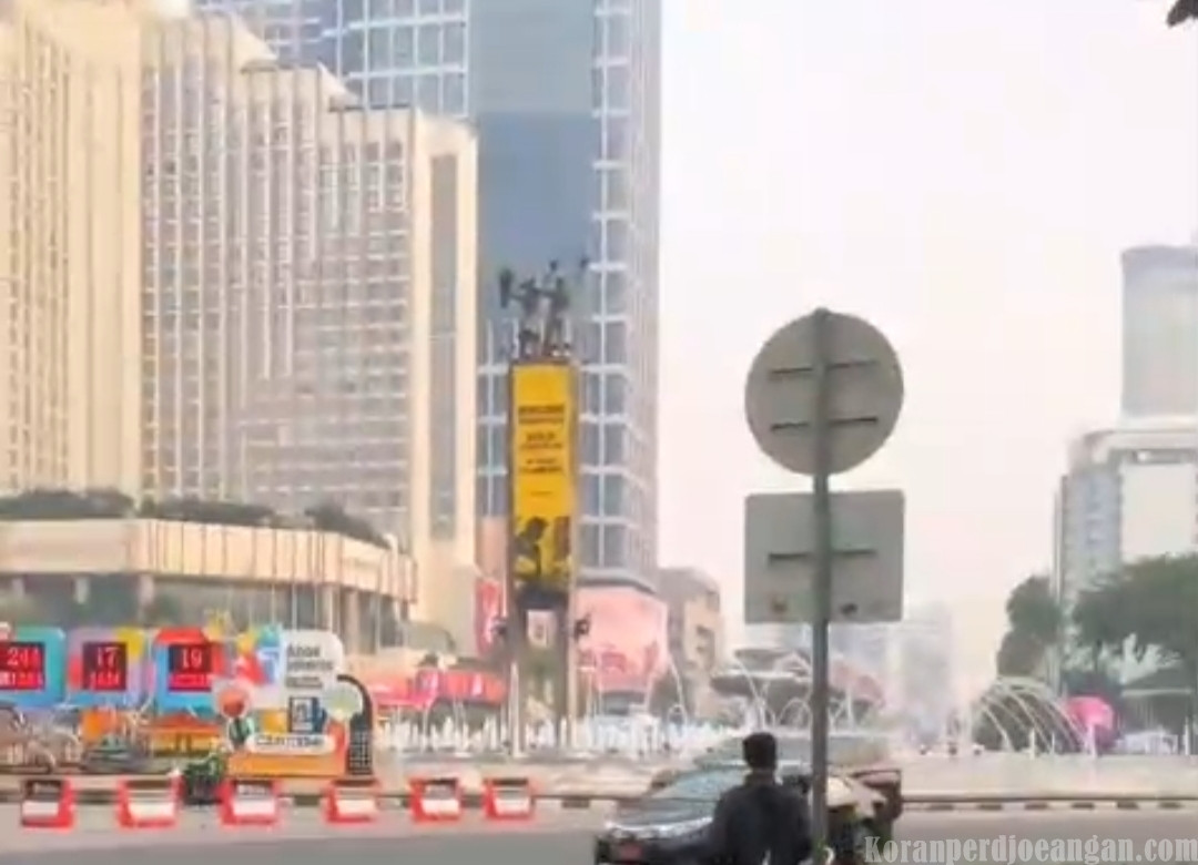 Greenpeace Bentangkan Spanduk Kritik di Jakarta: “Bencana Makin Parah, Hidup Makin Susah”