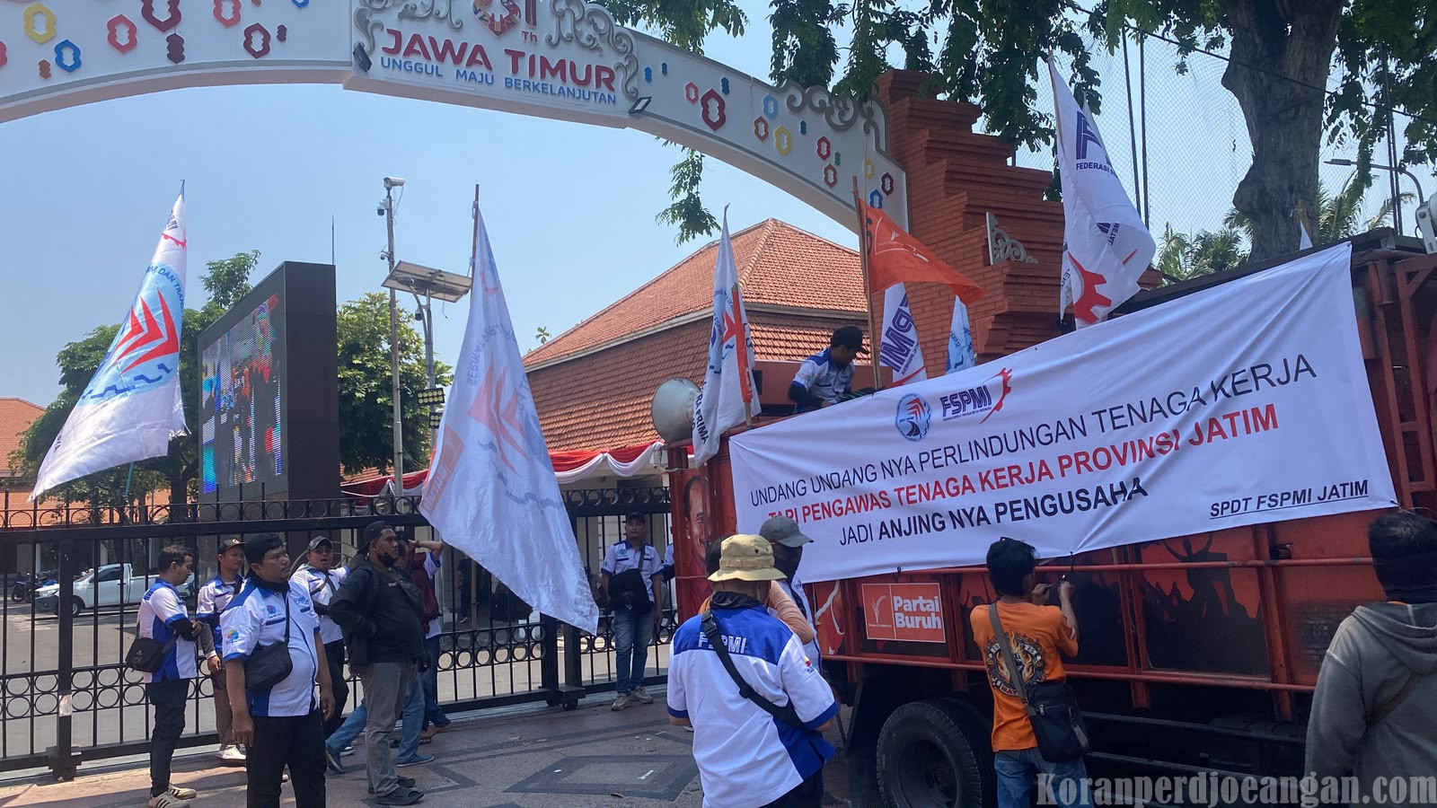 Geruduk Grahadi Jilid II, SPDT FSPMI Sidoarjo Desak Gubernur Copot Kadisnaker dan Tindak Tegas Pengawas Ketenagakerjaan