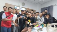 Wujudkan Solidaritas, Peserta Sekolah Buruh Batch 2 SPAMK FSPMI Bekasi Jenguk Kawan yang Mengalami Kecelakaan Kerja Wujudkan Solidaritas, Peserta Sekolah Buruh Batch 2 SPAMK FSPMI Bekasi Jenguk Kawan yang Mengalami Kecelakaan Kerja