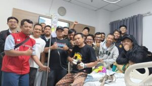 Wujudkan Solidaritas, Peserta Sekolah Buruh Batch 2 SPAMK FSPMI Bekasi Jenguk Kawan yang Mengalami Kecelakaan Kerja