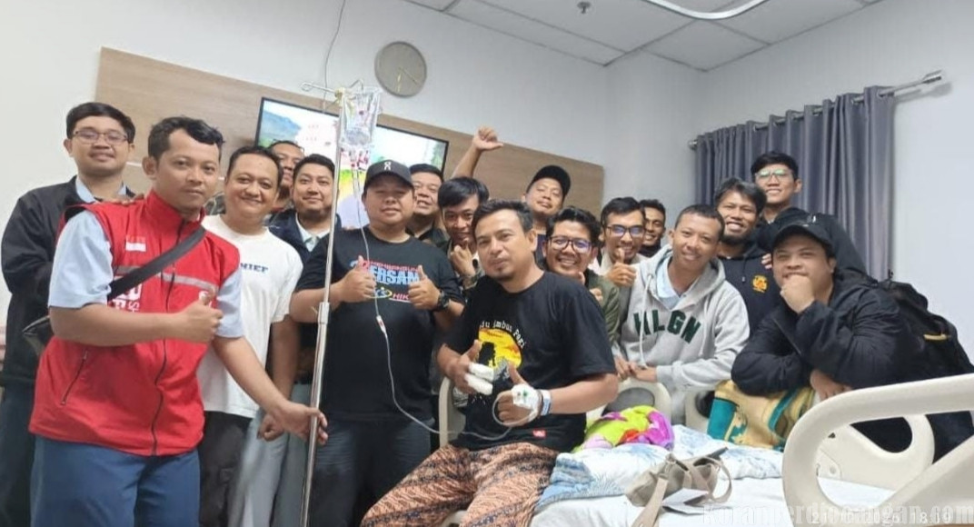 Wujudkan Solidaritas, Peserta Sekolah Buruh Batch 2 SPAMK FSPMI Bekasi Jenguk Kawan yang Mengalami Kecelakaan Kerja