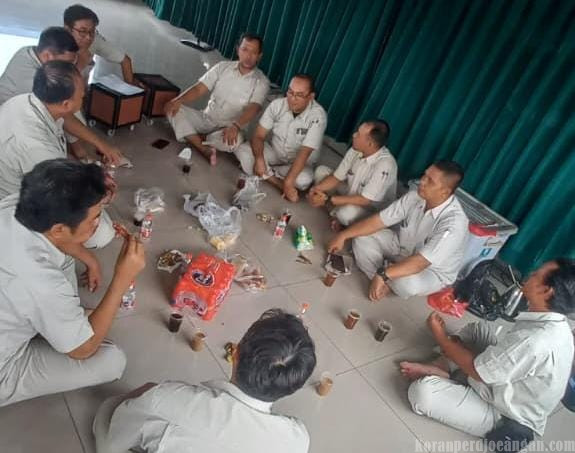 Usai Shalat Jumat, Karyawan PT Excel Metal Industry Bahas Kenyamanan Fasilitas Masjid