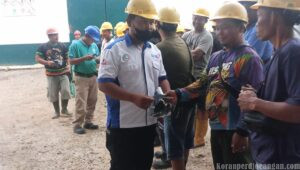 Serikat Pekerja FSPMI PT Adei Bagikan 300 Masker kepada Pekerja dan Masyarakat Terdampak Kabut Asap Karhutla