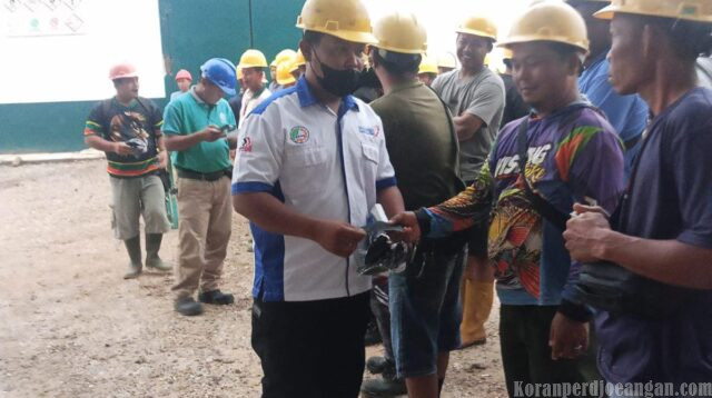 Serikat Pekerja FSPMI PT Adei Bagikan 300 Masker kepada Pekerja dan Masyarakat Terdampak Kabut Asap Karhutla