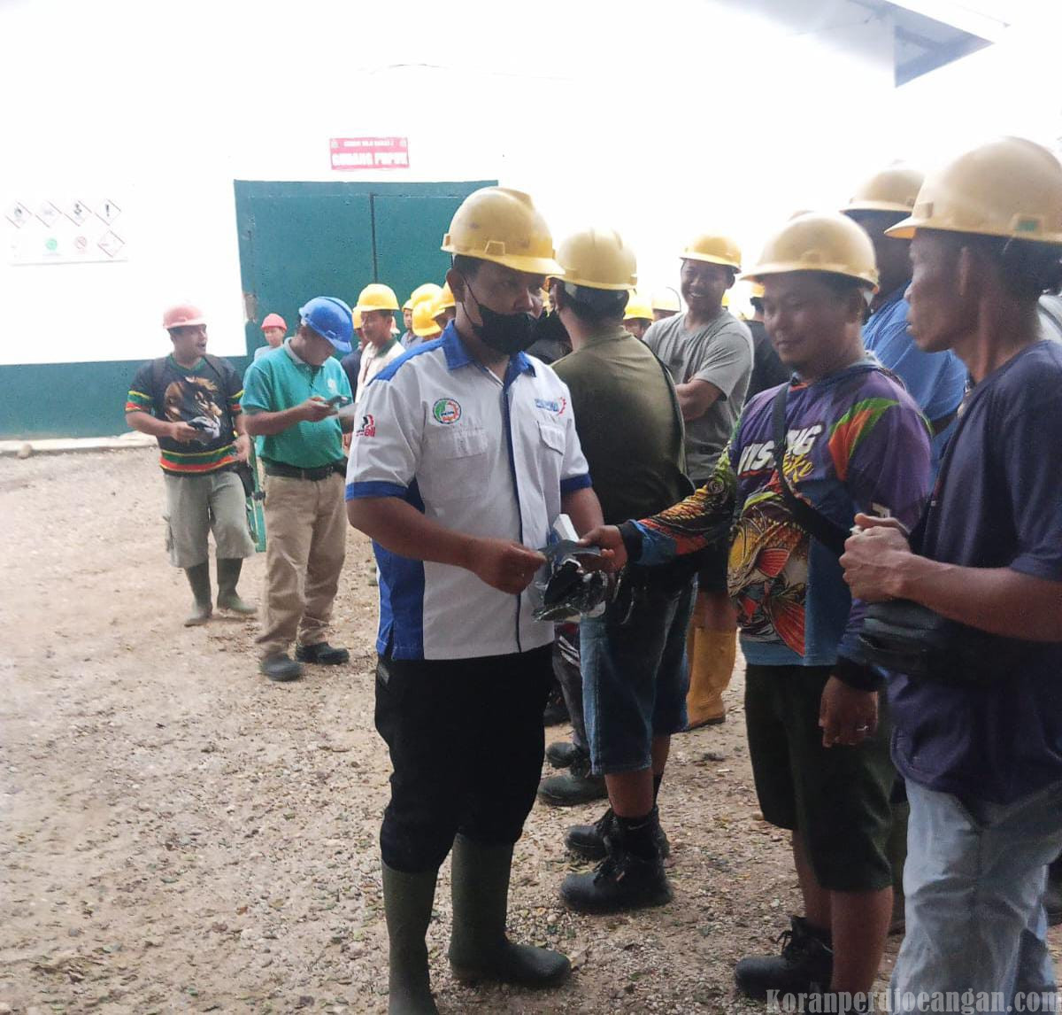 Serikat Pekerja FSPMI PT Adei Bagikan 300 Masker kepada Pekerja dan Masyarakat Terdampak Kabut Asap Karhutla
