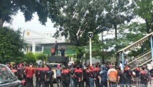 Satu Komando, Satu Barisan! PC SPEE FSPMI Bekasi Kawal Sidang di PN Jakarta Timur