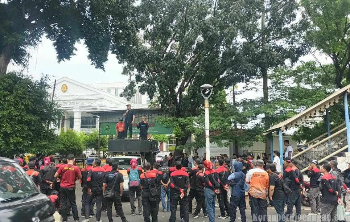 Satu Komando, Satu Barisan! PC SPEE FSPMI Bekasi Kawal Sidang di PN Jakarta Timur