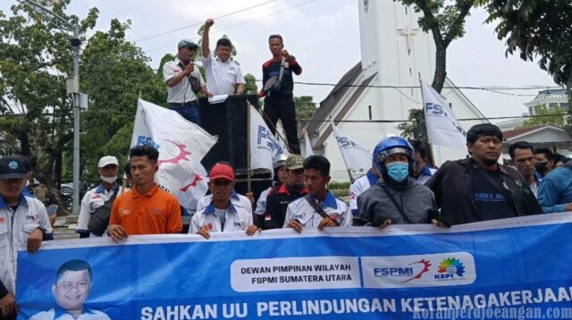 Aksi Buruh FSPMI di Kantor Gubsu Tuntut UU Pelindungan Ketenagakerjaan dan UMP Naik 10% tahun 2027