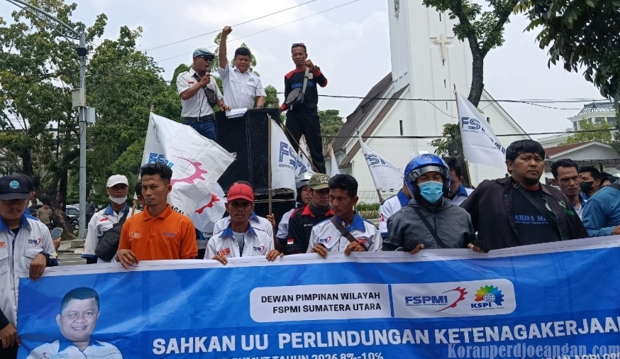 Aksi Buruh FSPMI di Kantor Gubsu Tuntut UU Pelindungan Ketenagakerjaan dan UMP Naik 10% tahun 2027