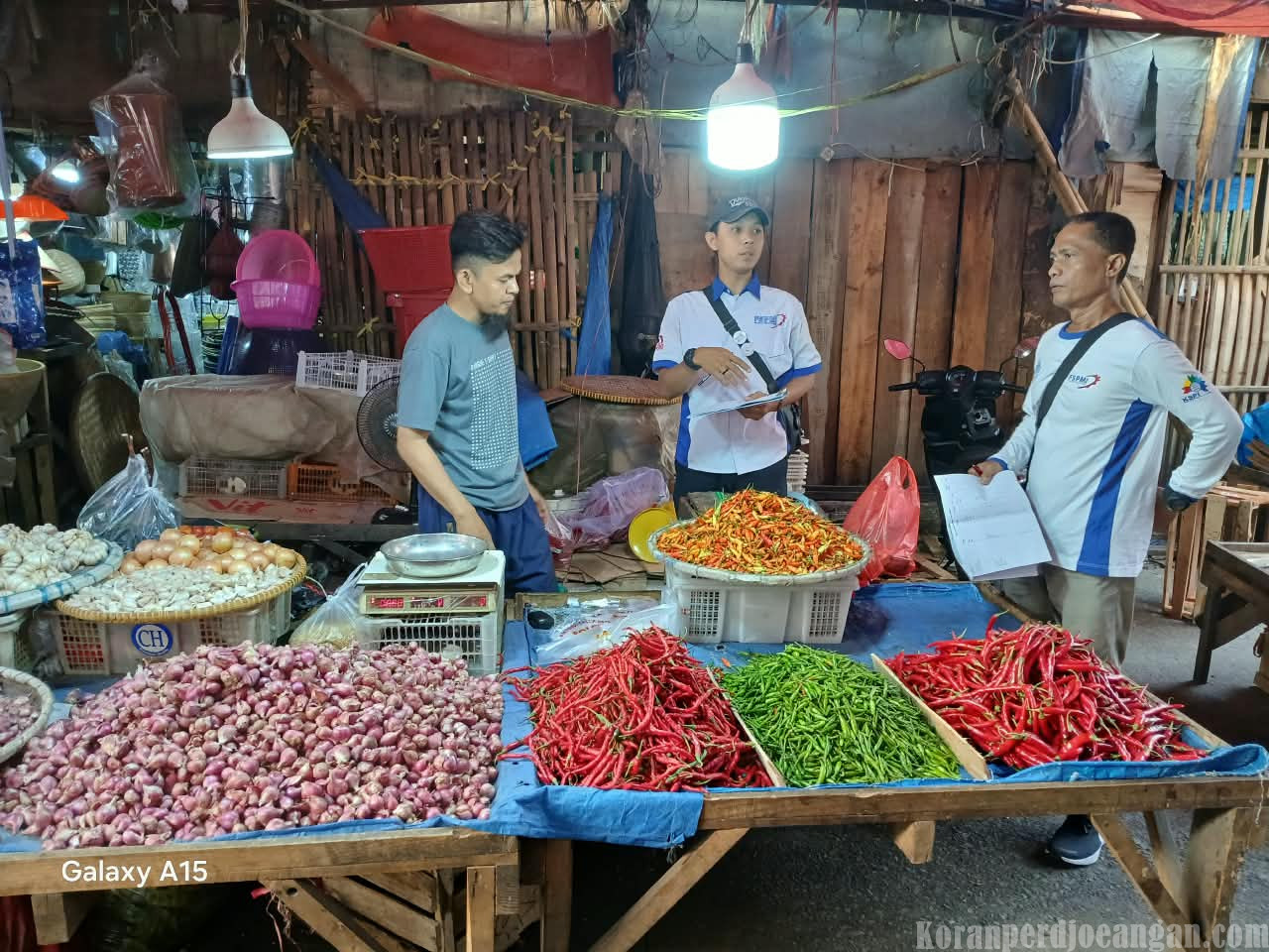 Jangan Hitung UMK dari Meja, Lihat Hidup Buruh di Pasar
