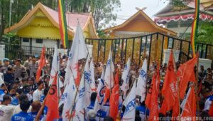 Gelar Aksi Serentak Se- Indonesia, FSPMI Riau Kerahkan Massa Kepung Gedung DPRD Riau