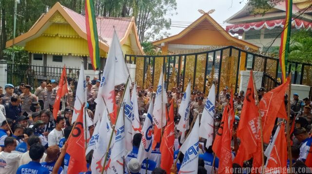 Gelar Aksi Serentak Se- Indonesia, FSPMI Riau Kerahkan Massa Kepung Gedung DPRD Riau