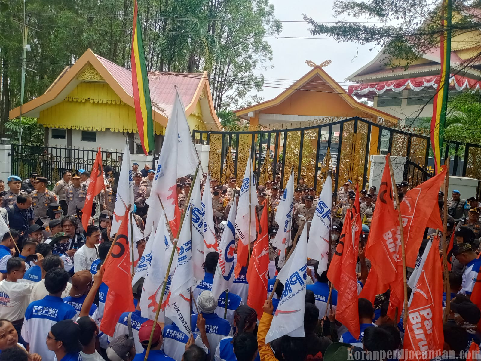 Gelar Aksi Serentak Se- Indonesia, FSPMI Riau Kerahkan Massa Kepung Gedung DPRD Riau