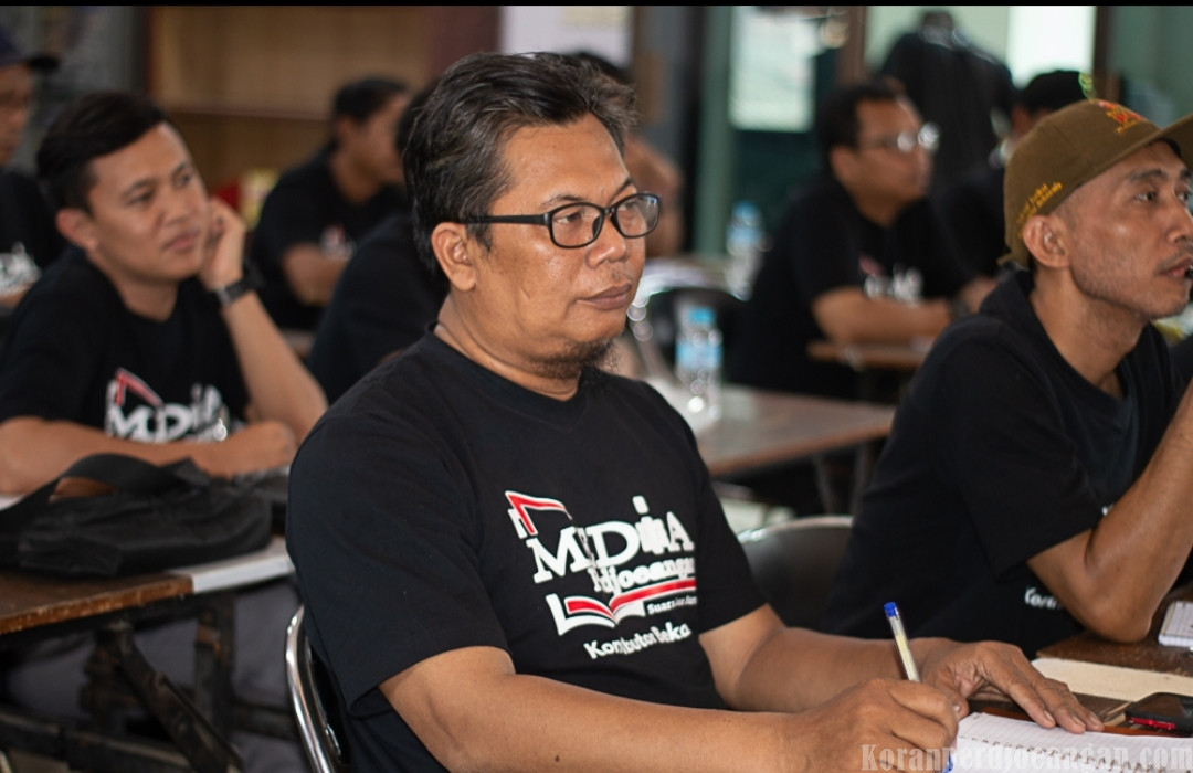 Kacamata Tertinggal, Pintu Jadi Korban! Momen Lucu Warnai Pendidikan Jurnalistik Media Perdjoeangan Bekasi